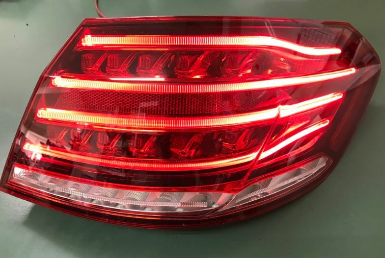 新品!Eクラス W212 純正 前期 右 テールランプ/ライト/レンズ LED 